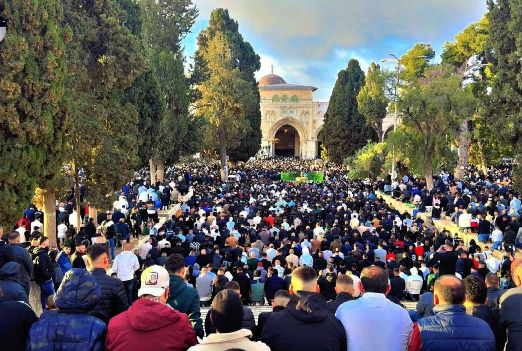 İsrail’in kısıtlamalarına rağmen akın ettiler: 120 Bin Filistinli Mescid-i Aksa’da saf tuttu - Resim: 4